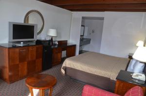 Llit o llits en una habitació de Americas Best Value Inn Augusta Downtown