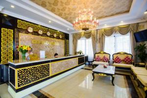 Grand Hotel في Hòa Bình: لوبي فيه صالون للشعر مع ثريا