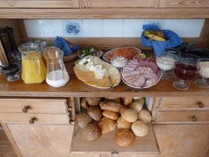 un estante con muchos tipos diferentes de comida. en Hotel Villa im Steinbusch, en Malente