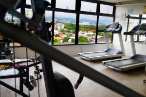 Fitness centrum a/nebo fitness zařízení v ubytování Castle Peak Hotel