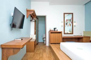 1 dormitorio con 1 cama y escritorio con TV en Aqua Beads Samed, en Ko Samed