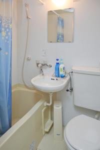un baño con lavabo e inodoro en BJ Family House, en Kioto 7 fotos más