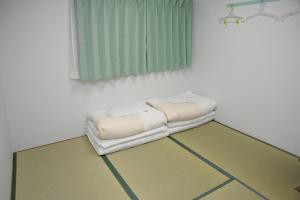 Habitación con sofá blanco en el suelo en BJ Family House, en Kioto