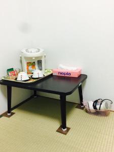 una mesa con cafetera y una caja en ella en BJ Family House, en Kioto