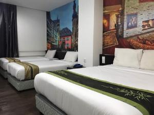 מיטה או מיטות בחדר ב-Swiss Hotel Kuala Lumpur