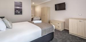 Mandala Ace Albany Hotel客房内的一张或多张床位