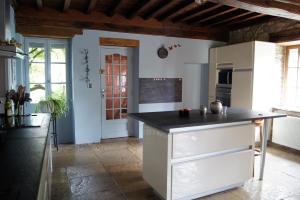 W pokoju znajduje się kuchnia z białą wyspą. w obiekcie La Houblonniere w mieście Beire-le-Châtel