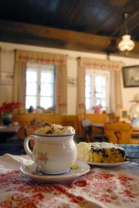 una mesa con una taza de café y un trozo de tarta en Ramsbergerhof, en Ramsau am Dachstein