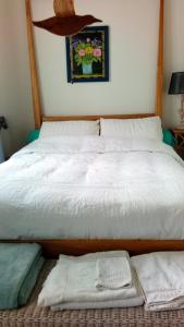 - une chambre avec un lit et 2 serviettes dans l'établissement Chambre en ville dans un esprit campagne, à Troyes