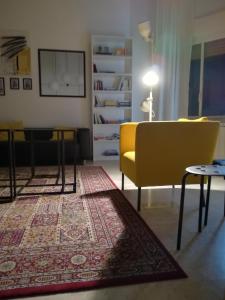 ein Wohnzimmer mit einem Sofa und einem Teppich in der Unterkunft Dimora Hostel in Agrigento