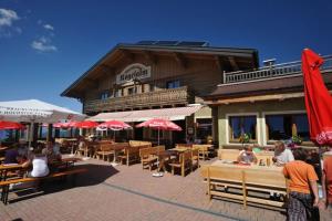Reštaurácia alebo iné gastronomické zariadenie v ubytovaní Gasthof Kogelalm