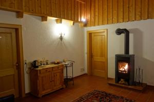 una cocina con estufa de leña en una habitación en Ferienwohnungen Pension Sonnblick, en Krumbach