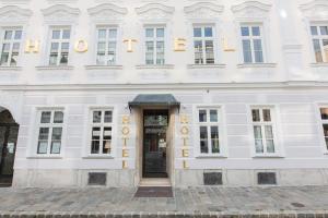 un edificio blanco con una puerta delante en Fink Low Budget Rooms, en Viena