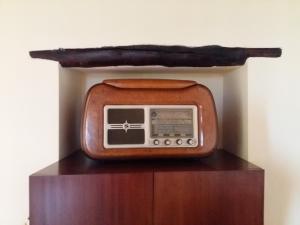 an old radio sitting on top of a cabinet at Domus Lilio in Petralia Sottana