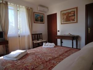 una camera da letto con un letto e due asciugamani di La Nepitella a Monterosi