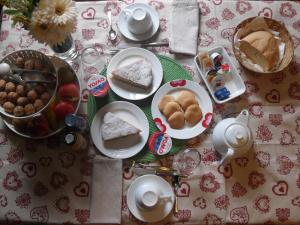 una tavola ricoperta di piatti di cibo su un tavolo di La Nepitella a Monterosi