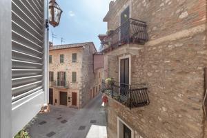 a view of an alley between two buildings at Ca' De' Principi - Residenza D'epoca in Piegaro