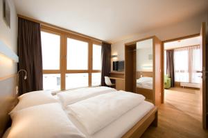 Postel nebo postele na pokoji v ubytování Hotel Manggei Designhotel Obertauern