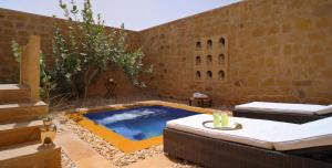 ジャイサルメールにあるSUJÁN The Serai Jaisalmerの庭の真ん中にあるプール