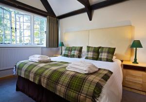 Ein Bett oder Betten in einem Zimmer der Unterkunft Dartington Hall