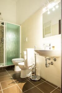 uma casa de banho com um lavatório e um WC em B&B Villa Regina em Pisa
