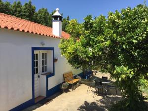 Una casa blanca con un faro encima. en Quinta Boavista, en Cercal