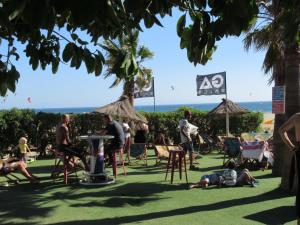 タリファにあるApartamento Vistas Puerta Jerezの浜辺の芝生に座る人々