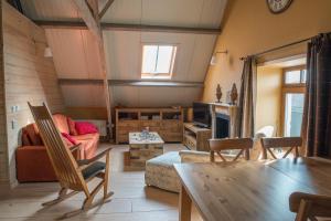 a living room with a couch and a table at Boeren Biezen Bed Landelijk in Biezen
