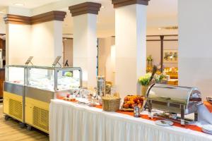 a buffet table with food on it in a room at LEAG Konferenzcenter Schulungs- und Tagungshotel im Spreewald in Lübbenau