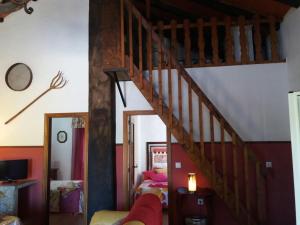 a room with a wooden staircase with a bed at Chalet la Huerta con piscina y Wifi in Conil de la Frontera