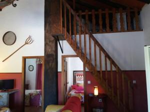 コニル・デ・ラ・フロンテーラにあるChalet la Huerta con piscina y Wifiの木製の階段、ベッド1台が備わる客室です。