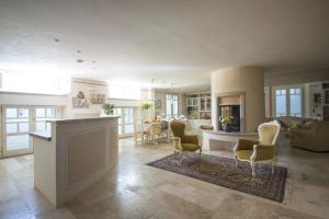 salon z kuchnią i jadalnią w obiekcie Villa Caiano - Luxury In Tuscany w mieście Londa