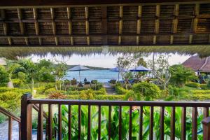 widok na ocean z balkonu ośrodka w obiekcie Laguna Reef Huts w mieście Nusa Lembongan