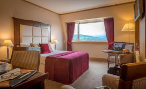 een hotelkamer met een bed en een raam bij Talbot Hotel Clonmel in Clonmel