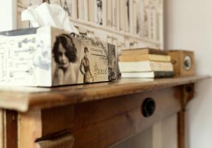 a table with books and a box on top of it at Aux Petits Bonheurs in La Gorgue