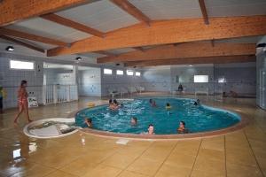 un grupo de personas en una gran piscina en Camping du RIED en Boofzheim
