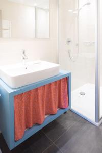 a bathroom with a sink and a bath tub at Residence Vis à Vis in Rasùn di Sotto