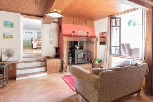 uma sala de estar com um sofá e uma lareira em La Maison Famille em Durban-sur-Arize
