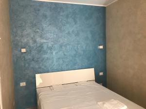 ナポリにあるAl museoの青い壁のドミトリールームのベッド1台分です。