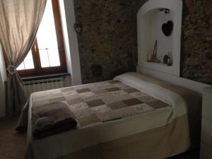 una camera con un letto in una stanza con una finestra di Borgo house ad Arcola