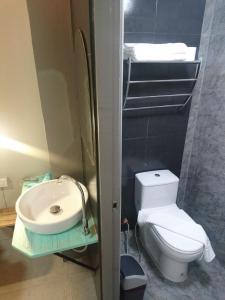 Ein Badezimmer in der Unterkunft Thapae Gate Lodge