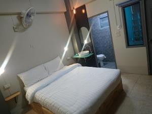 Ein Bett oder Betten in einem Zimmer der Unterkunft Thapae Gate Lodge