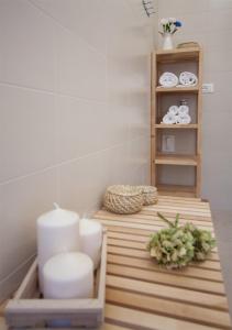 a room with a shelf with towels and candles at Casa Vistaverde in Perano