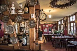 een kamer met klokken aan de muur in een restaurant bij Gaststaette & Pension Schinkenkrug in Hinrichshagen