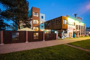 un edificio con una valla delante en Retro hotel Garage en Ostrava