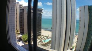 una ventana de hotel con vistas al océano en Praia de Piedade, en Recife
