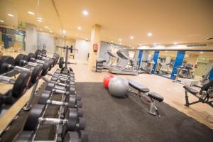 فندق مليسا الرياض في الرياض: صالة ألعاب رياضية مع الكثير من أجهزةالجري والآلات