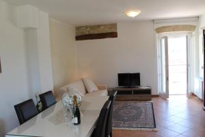 a living room with a couch and a table at Il casale di famiglia in Montefalco