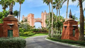 una carretera frente a un complejo con palmeras en The Royal at Atlantis, en Nassau 37 fotos más