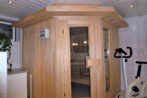 フライブルク・イム・ブライスガウにあるFerienwohnung Bei Franka mit Saunaの木造の部屋(キッチン内のドア付)
